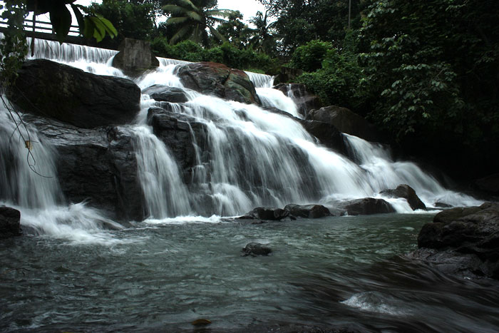 Aruvikkuzhi Waterfalls-Kerala-India|Luckytrips