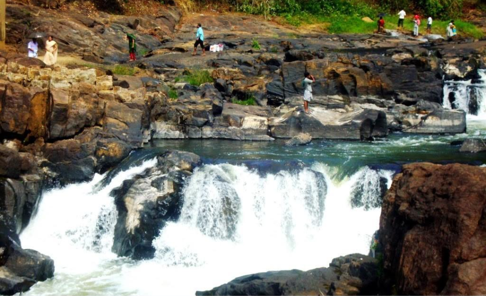 Perunthenaruvi Waterfalls-Kerala-India|luckytrips
